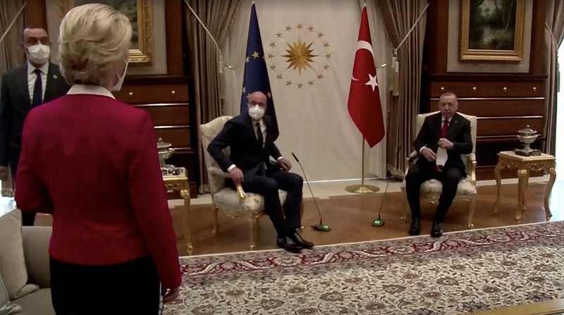 トルコのエルドアン大統領(右)とEUのミシェル大統領(中央)が着席する中、立ったままのフォンデアライエン欧州委員長=アンカラで2021年4月6日、EU提供・ロイター