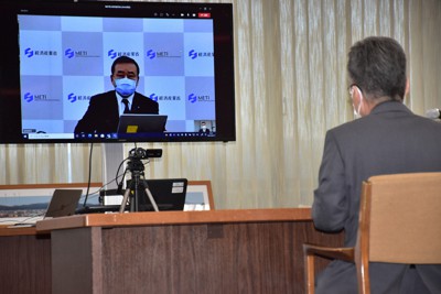 福井県の杉本達治知事（手前）とウェブで会談する梶山弘志経済産業相（モニター）＝福井市の福井県庁で2021年4月27日午後6時12分、横見知佳撮影