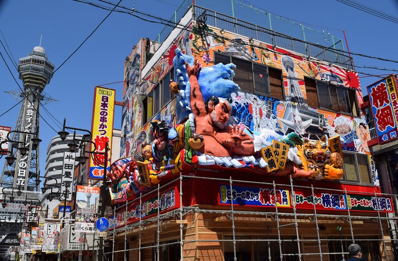 串カツ店「日本一の串かつ横綱」の外壁に設置されたねぶた看板=大阪市浪速区で2021年4月26日午後1時27分、安田美香撮影
