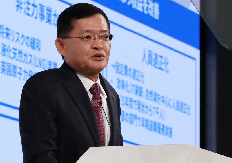 東芝の中期経営計画を発表する車谷暢昭会長兼最高経営責任者(当時)=東京都港区で2018年11月8日午後2時53分、小川昌宏撮影