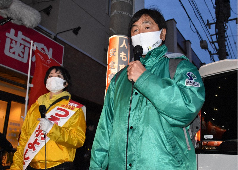 鶴羽佳子氏(左)の応援に駆けつけた自民党の馳浩元文部科学相=札幌市北区で2021年4月16日、土谷純一撮影