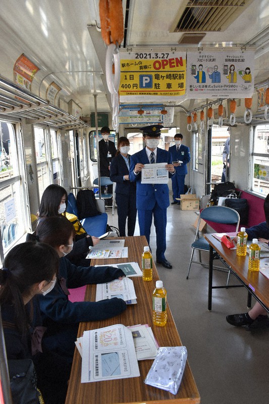 列車の中で公共交通について話し合われた懇談会=茨城県龍ケ崎市の関東鉄道竜ケ崎線竜ケ崎駅で2021年4月24日、庭木茂視撮影