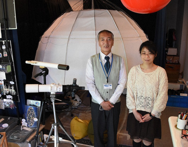青星の糸賀富美男館長(左)と高橋洋子さん。後方にあるのがプラネタリウムとなるミニドーム=埼玉県上尾市原市で2021年4月22日、大平明日香撮影