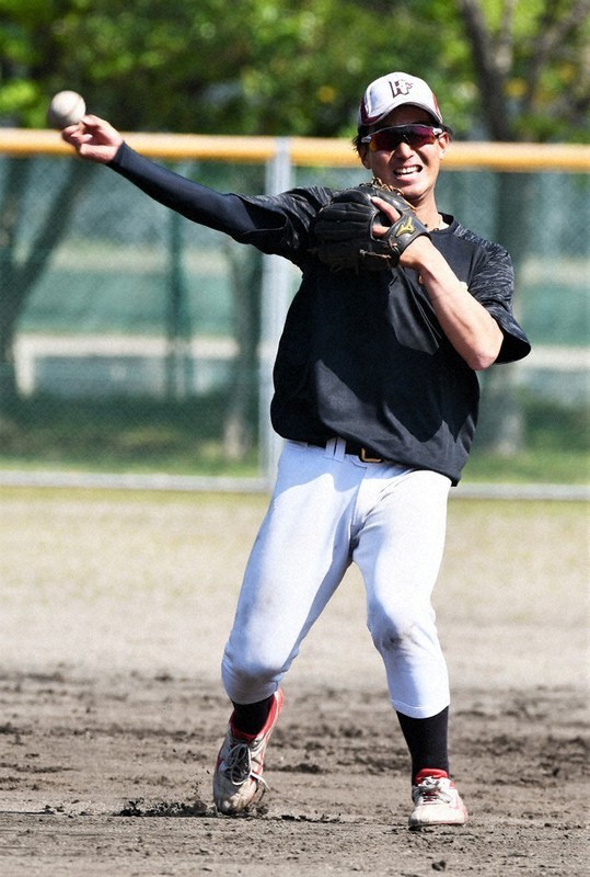 軽快で堅実な守備で正遊撃手の座をつかんだ米倉凌平選手=滋賀県東近江市青山町のおくのの運動公園野球場で、礒野健一撮影