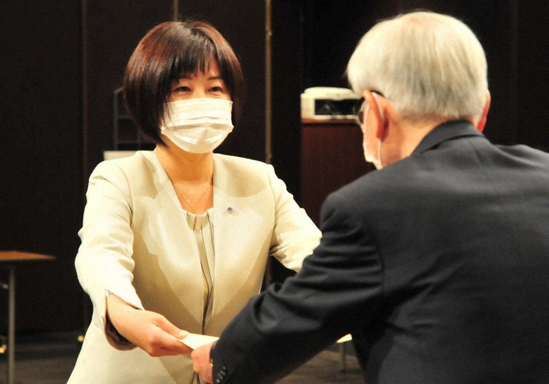 当選証書を受け取る宮口治子氏(左)=広島市中区で、賀有勇撮影