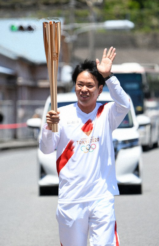 支えてくれた人たちへの感謝を胸に聖火ランナーを務めた深美陽市さん=鹿児島県奄美市で2021年4月27日(代表撮影)
