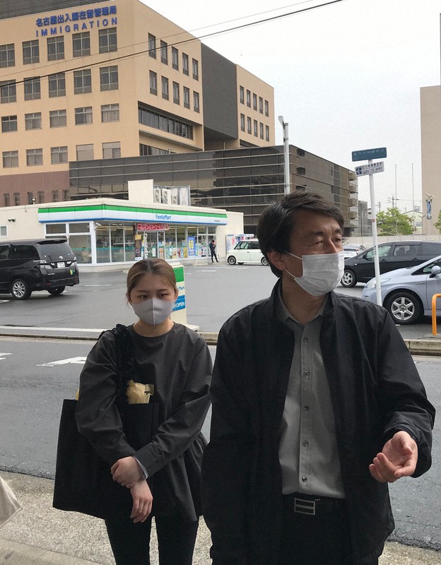 申し入れ書提出後取材に応じるSTARTの松井保憲顧問(右)=名古屋市港区で2021年4月28日午前11時39分、川瀬慎一朗撮影