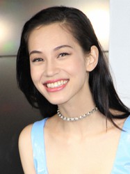 水原希子 旧車とのミニスカ2ショットに 117クーペ 歴史あるクルマともマッチ 色っぽい スポニチ