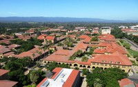 スタンフォード大学のキャンパス。スペインの小都市の市街地のよう（写真は筆者撮影）