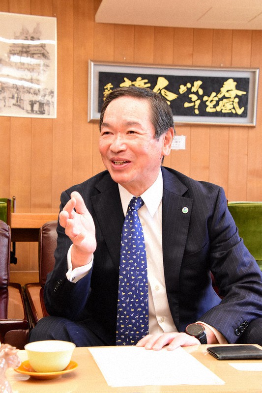 インタビューに答える斉藤滋宣市長=秋田県能代市役所市長応接室で2021年4月27日、田村彦志撮影