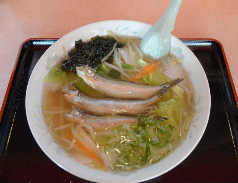 雄のうまみと雌の卵の歯ごたえが楽しめる「ししゃもラーメン」=北海道むかわ町の潮騒本店で2021年4月10日、平山公崇撮影