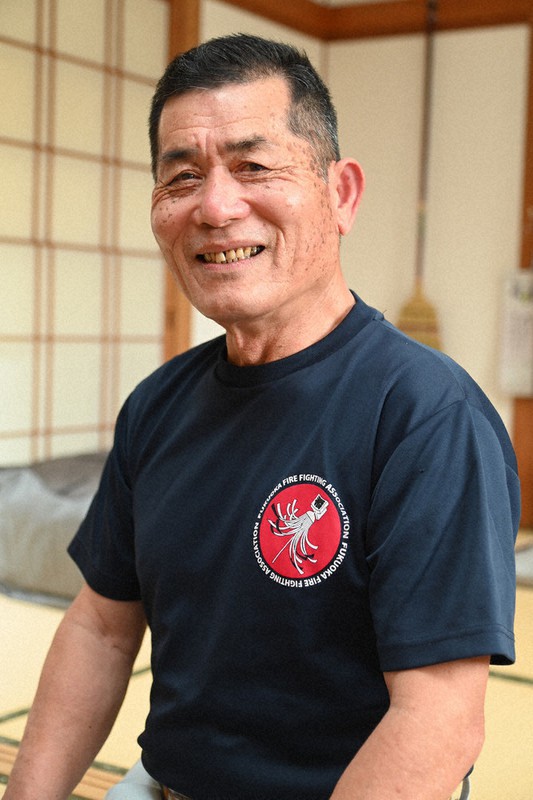 まといのイラストが入ったTシャツ姿で喜びを語る平田さん