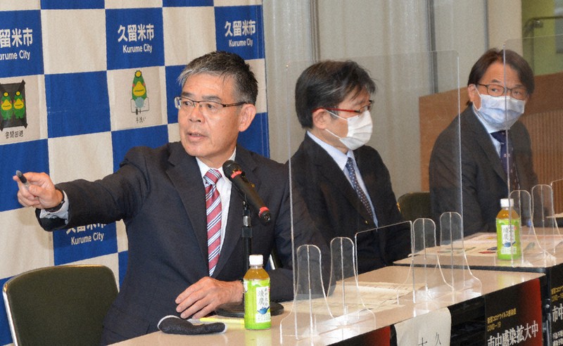 臨時記者会見をする(左から)福岡県久留米市の大久保勉市長、久留米大病院の高須修副院長、聖マリア病院の本田順一副院長=同市役所で2021年4月28日午後4時10分、高芝菜穂子撮影