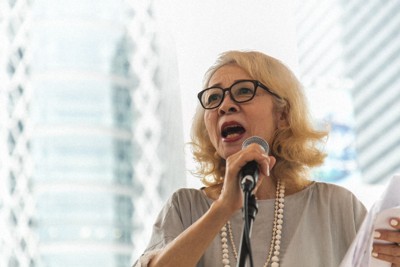 参院選の選挙戦最終日に街頭演説会「新宿センキョ」の司会を務める木内みどりさん＝東京・新宿駅西口で2019年7月20日（れいわ新選組提供）