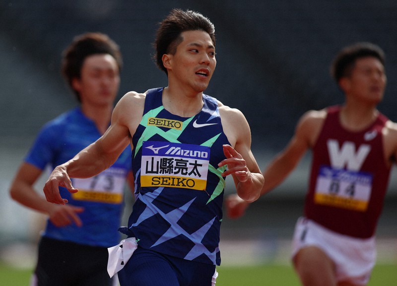 男子100メートル決勝で優勝した山県亮太(中央)=エディオンスタジアム広島で2021年4月29日、猪飼健史撮影