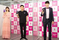 iPhoneの販売を開始した楽天モバイル。4月30日のオープニングイベントには三木谷氏（中央）も駆けつけた