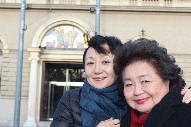 核兵器に関する国際会議に参加した竹内道さん(左)とサーロー節子さん=ウィーンで、映画「ヒロシマへの誓い」より