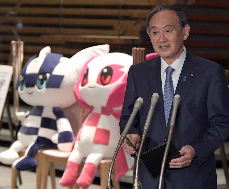 記者団の質問に答える菅義偉首相=首相官邸で2021年4月30日午後7時20分、竹内幹撮影