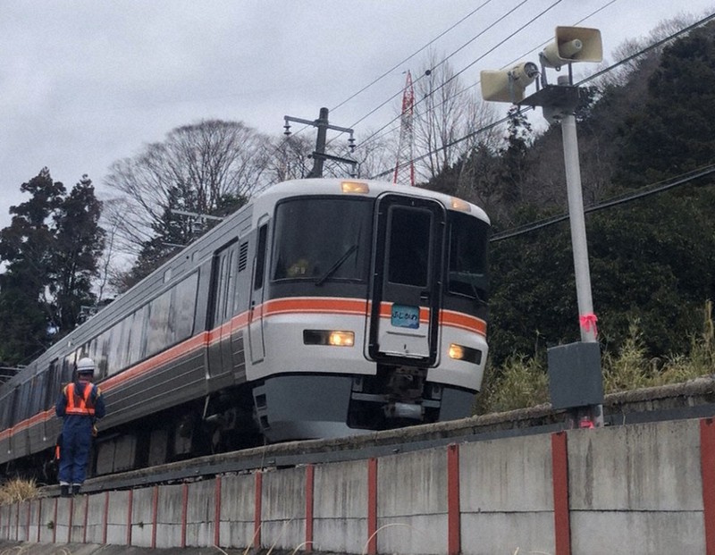 JR身延線の線路沿いに設置された忌避音装置(手前のスピーカー状のもの)=山梨県身延町で2021年3月4日午前11時44分、深野麟之介撮影