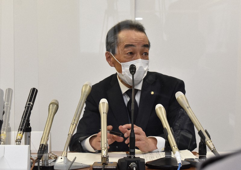 厩務員が出走馬の顔を足蹴りした問題を説明する北海道帯広市農政部の佐藤徹也参事=同市で2021年4月30日午前10時49分、鈴木斉撮影