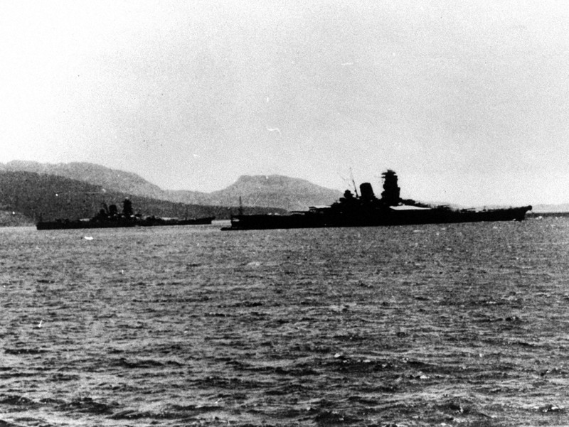 トラック島の停泊地に浮かぶ戦艦「武蔵」(右)と「大和」=1943年5月撮影