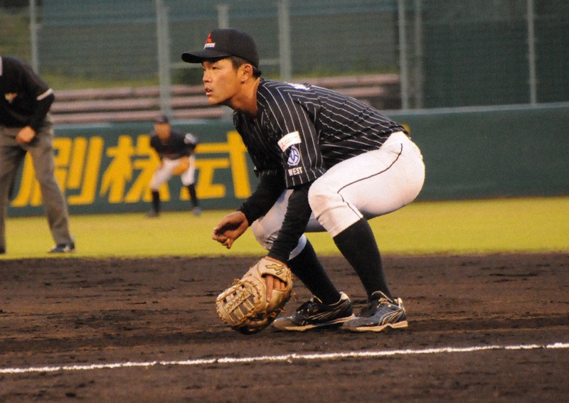 【三菱重工West-王子】攻守でチームをもり立てた三菱重工Westの西岡=わかさスタジアム京都で2021年4月30日午後6時25分、木村敦彦撮影