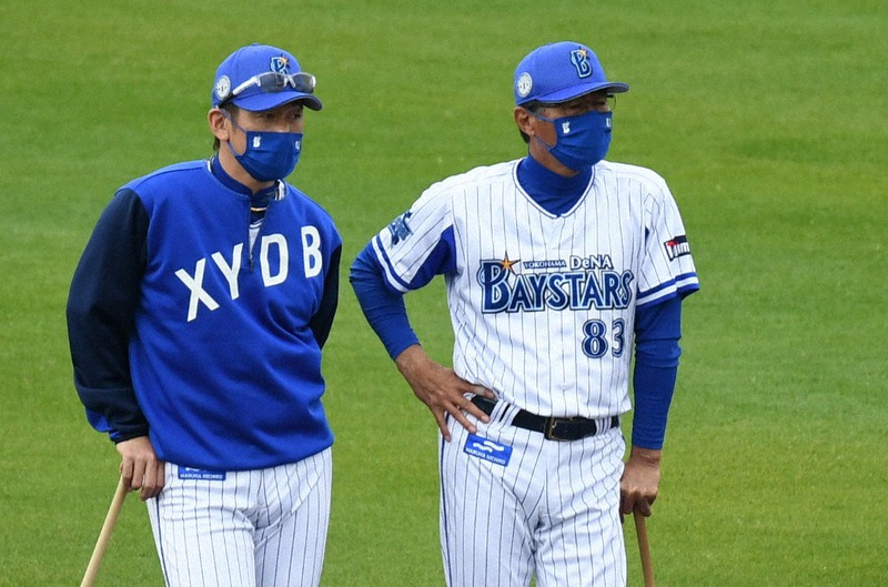 DeNAを率いる三浦監督(左)=沖縄県宜野湾市で2021年2月2日午前11時、細谷拓海撮影