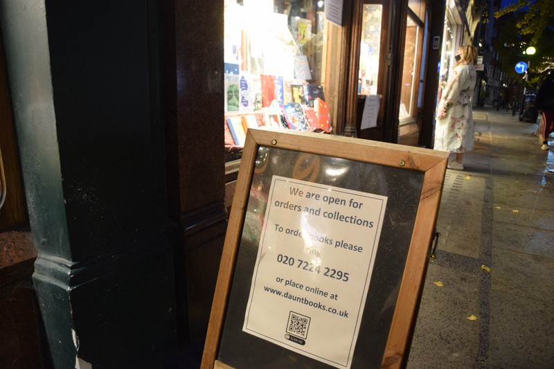 ロックダウン下のロンドンで電話やオンラインで事前予約を受け付け、店頭で商品を手渡す形で営業する本屋=2020年11月16日午後4時31分、横山三加子撮影
