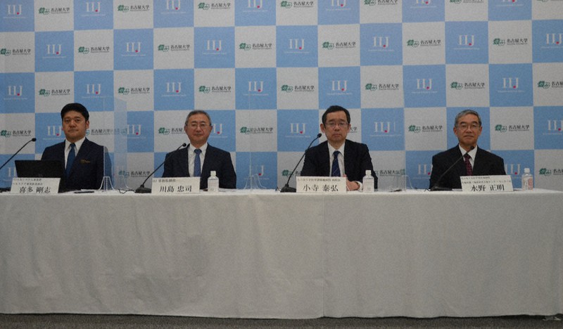 在宅医療介護連携支援システムを活用した新型コロナウイルス対策支援について説明するIIJの川島忠司常務(左から2人目)や小寺泰弘・名古屋大病院長ら(同3人目)=名古屋市中村区のIIJ名古屋支社で2021年4月28日、川瀬慎一朗撮影