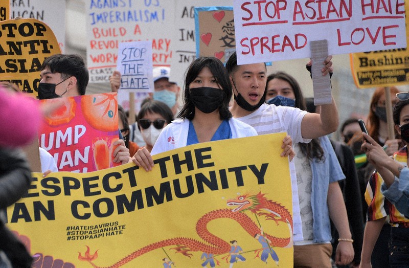 多様なアジア系市民が参加している抗議デモ=米ニューヨークで、隅俊之撮影