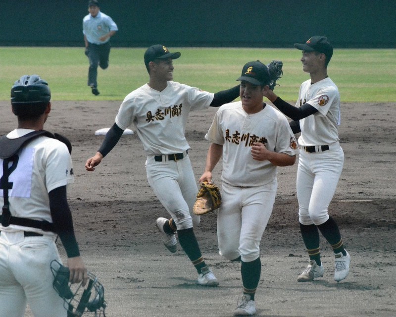 九州地区高校野球大会で初優勝し、笑顔を見せる具志川商の選手たち