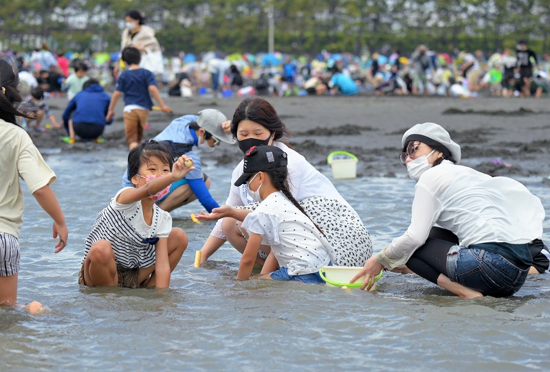 5連休初日、マスク姿で楽しむ潮干狩り コロナ禍で受け入れ客制限 [写真