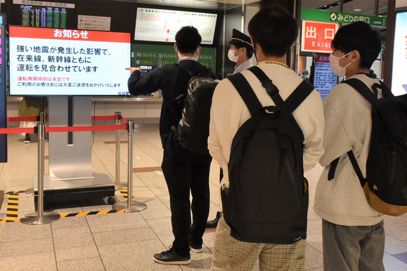 地震の影響で運転を見合わせた新幹線の情報を確認する人たち=JR仙台駅で2021年5月1日午前11時47分、藤田花撮影