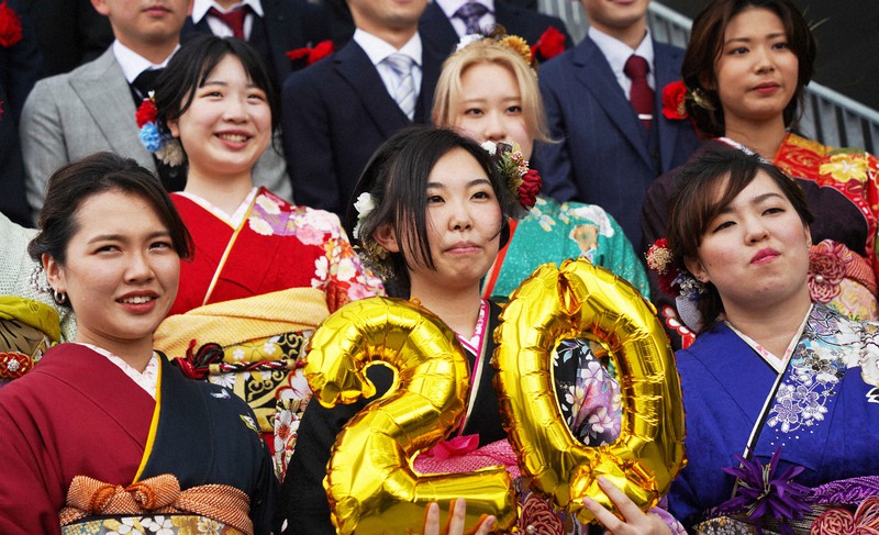 同級生たちと一緒に記念撮影する石井美有さん(手前中央)=福島県双葉町で2021年5月1日午後1時55分、玉城達郎撮影