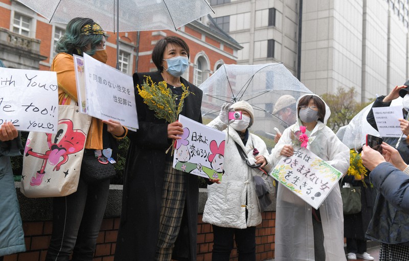 性犯罪に関する刑法改正を求めて法務省前でフラワーデモをする人たち=東京都千代田区で2021年3月8日午後0時32分、内藤絵美撮影