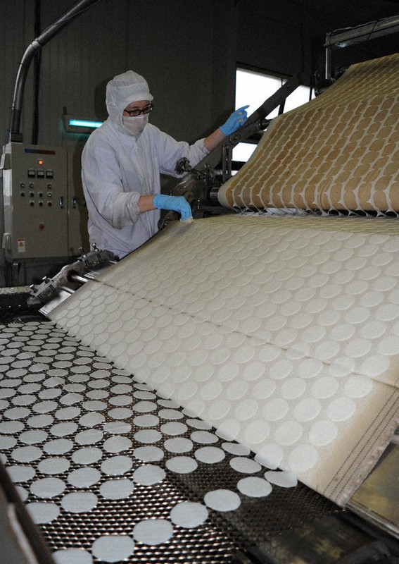 塩味で薄焼き 酒田の オランダせんべい 常識破りの名の由来は 毎日新聞