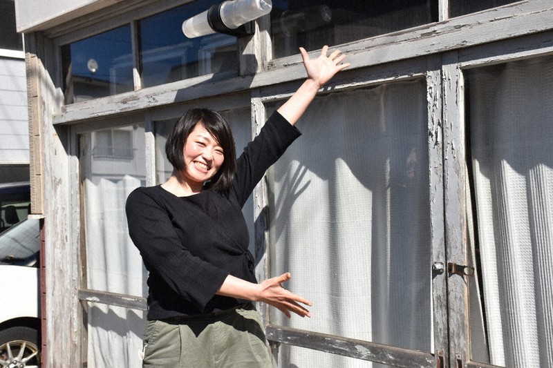 改装中の本屋を示し、笑顔を見せる佐藤理華さん=北海道長万部町で2021年4月20日、真貝恒平撮影