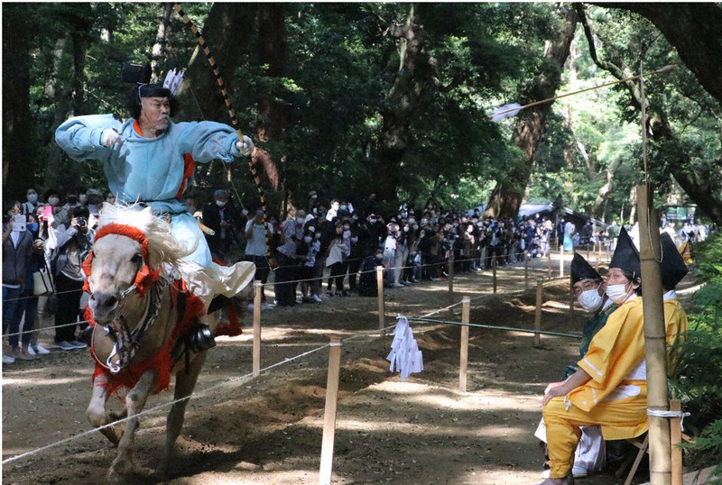 流鏑馬神事で、馬上から的を射抜く騎手=茨城・鹿島神宮で2021年5月1日、根本太一撮影
