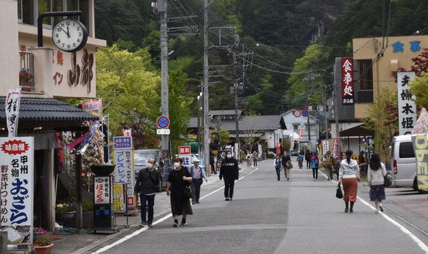 昇仙峡近くの通りの人出は例年より少ない=甲府市猪狩町で2021年5月1日、田中綾乃撮影