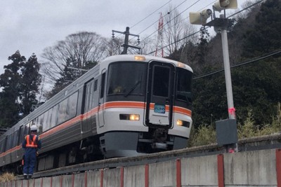 ＪＲ身延線の線路沿いに設置された忌避音装置（手前のスピーカー状のもの）＝山梨県身延町で２０２１年３月４日午前１１時４４分、深野麟之介撮影