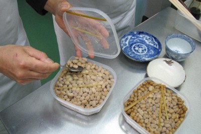 稲わら入り５００グラムの納豆は見た目もユニーク。左が発酵日数が浅い納豆＝大阪市中央区で２０２１年４月１９日午後４時２４分、長崎薫撮影