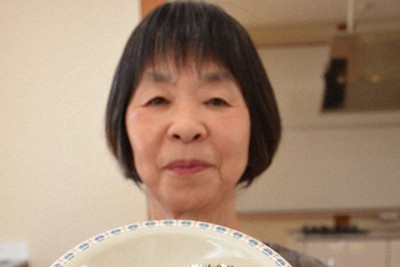 徳島県祖谷地方に伝わる郷土料理、みそ田楽「でこまわし」を手にする大西さん＝徳島県三好市立東祖谷小学校で、２０２１年４月２７日午後０時３分、国本ようこ撮影