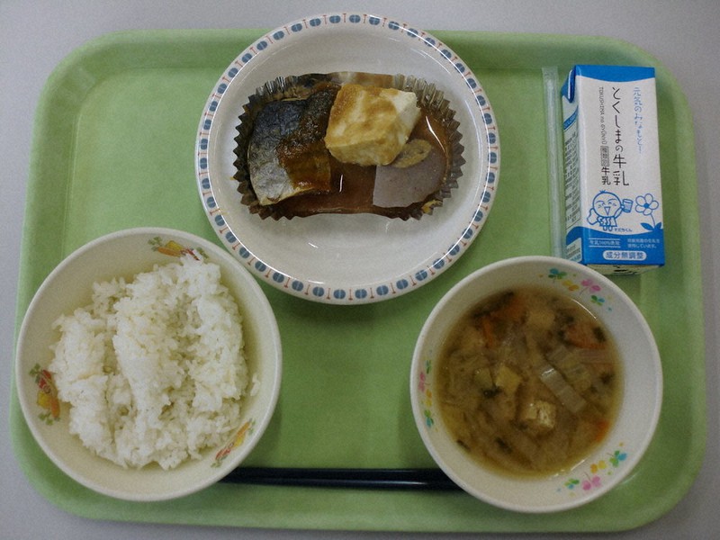 でこまわし や ひらら焼き 秘境の味を給食で 徳島の小学校 毎日新聞