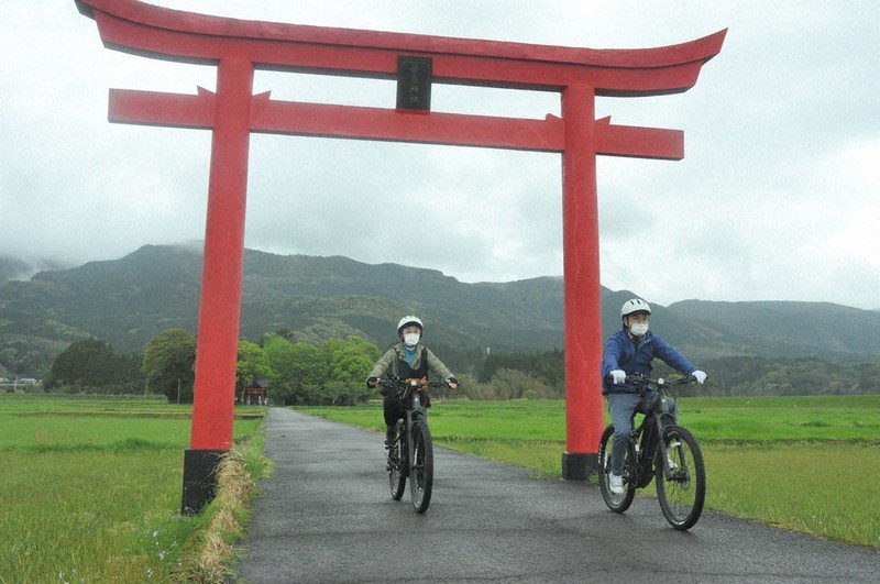田んぼの中にたたずむ鳥居。自転車で走ると爽快だ=宮崎県えびの市水流で