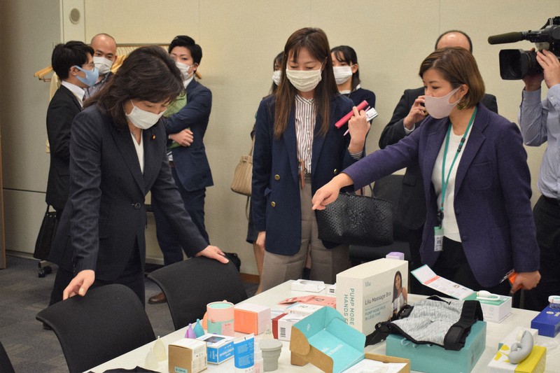 フェムテック議連設立総会で製品の説明を受ける自民党の野田聖子氏(手前左から1人目)=宮路拓馬衆院議員事務所提供