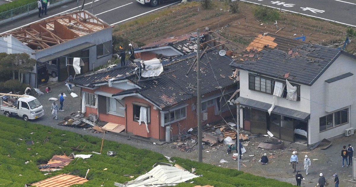 倉庫がバラバラになり隣家に刺さる 静岡の竜巻、計97棟に被害 | 毎日新聞
