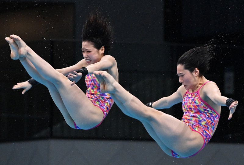 女子シンクロ高飛び込み決勝、板橋美波(右)、荒井祭里組の4回目の演技=東京アクアティクスセンターで2021年5月2日、大西岳彦撮影