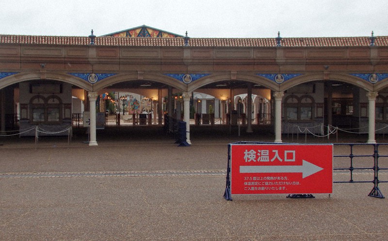 入園前の検温を求める志摩スペイン村＝三重県志摩市磯部町で２０２１年４月２９日午後３時４２分、森有正撮影