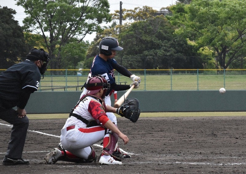 【履正社学園-松山フェニックス】五回表履正社1死一、二塁、久保が右前にはじき返し、1点を返す=山口県周南市の津田恒実メモリアルスタジアムで2021年5月2日午前10時37分、竹島一登撮影