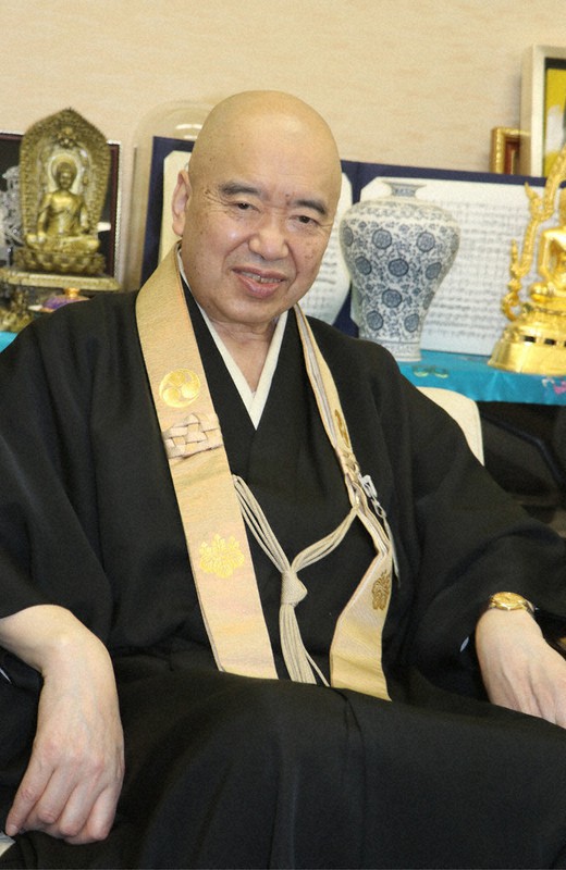 新型コロナウイルス感染症の高野山や宗教への影響を語る高野山真言宗宗務総長の添田隆昭さん=高野町で2021年4月22日午後2時35分、藤原弘撮影
